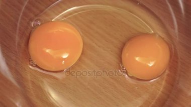 İki yumurta, yavaş hareket ile plaka süt dökülür. Yakın çekimler
