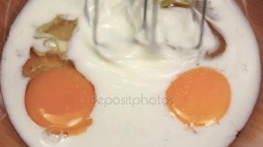 Omlet plaka, yakın çekimler için mikser kırbaç malzemeler. Ağır çekim