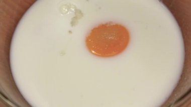 Hazırlık tarifi için malzemeler un ekleyerek tarafından. Ağır çekim, yakın çekimler