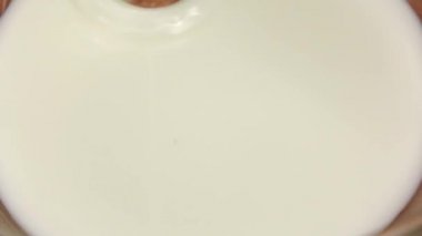 Yakın çekimler, yumurta süt ile plaka bozuldu. Ağır çekim