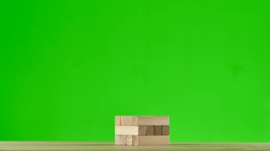 Ahşap bulmacalar jenga toplamak uzun boylu kulede. Stop motion, yeşil ekran