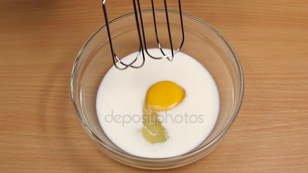 Mikser bicz składniki na omlet w szklanej misce. Zwolnionym tempie — Wideo stockowe