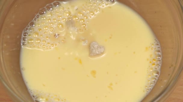 Müzli hozzá a tojásos keveréket sütés a pite. Lassú mozgás — Stock videók