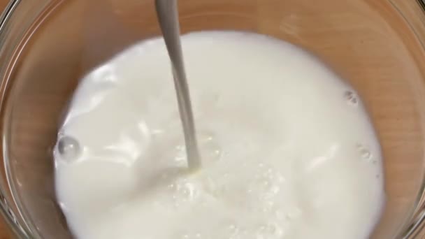 Voorbereiding op recept, melk is gegoten in de plaat. Slow motion — Stockvideo