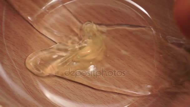 Dos huevos frescos vertidos en un plato de vidrio, en cámara lenta. Primeros planos — Vídeo de stock