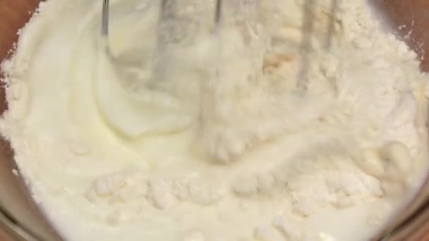 Mixer roert meel tot deeg op kom, slow-motion. Close-ups — Stockvideo