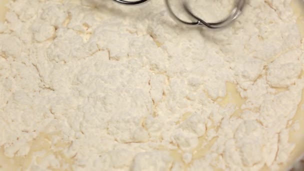 Corollas of mixer begin to beat dough. Slow motion, closeups — Stock Video