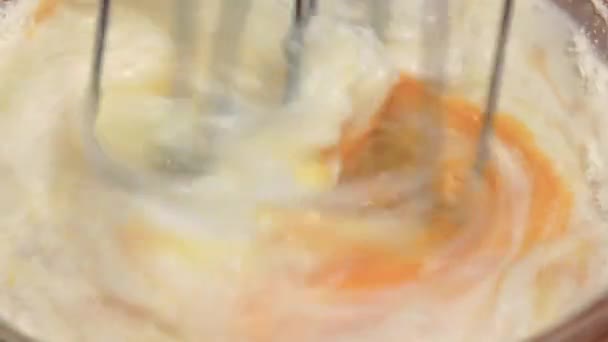 Υλικά για την πίτα μαστίγιο μίξερ σε μπολ. Αργή κίνηση, closeups — Αρχείο Βίντεο