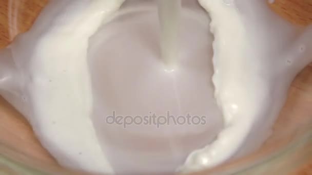 Closeups, γάλα χύνεται στο πιάτο από τη συνταγή. Αργή κίνηση — Αρχείο Βίντεο