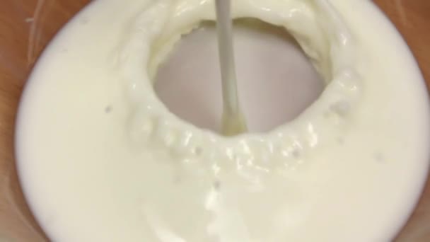 Melk is gegoten in plaat op recept. Slowmotion, close-ups — Stockvideo