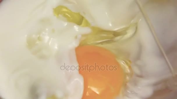 Ei is gebroken in plaat met melk, close-ups. Slow motion — Stockvideo