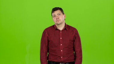 Adam çok yorgun ve düşünceli, hayatına yansıtır. Yeşil ekran