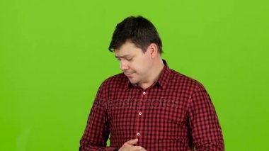 Kumarbaz games nedeniyle gergin ve endişeli. Yeşil ekran