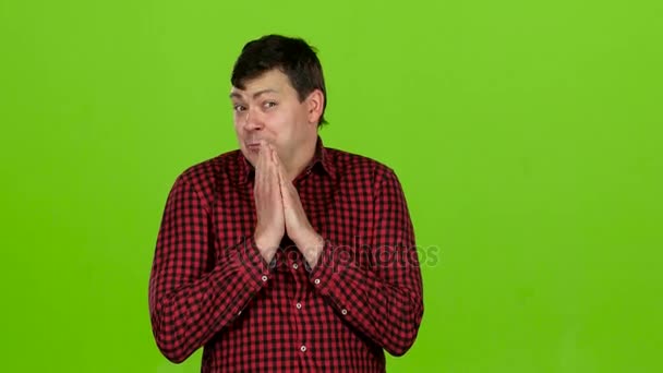 Der Mensch ist überrascht von dem, was er gesehen hat, er steht unter Schock und lächelt. Green Screen — Stockvideo