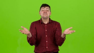 Genç adam mutlu zaferleri ile mutlu olduğunu. Yeşil ekran