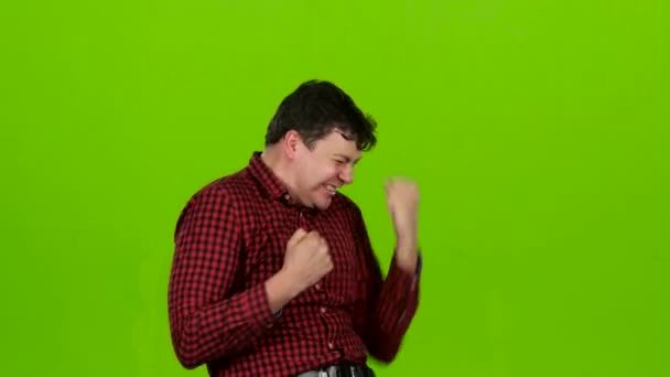 Der junge Kerl ist glücklich mit seinen Siegen, er ist glücklich. Green Screen — Stockvideo