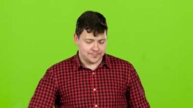 Yatan bir erkek, yawns, uykulu ve yatağa gitmek istiyor. Yeşil ekran. Yakın çekim