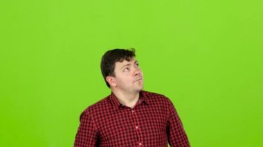Adam bir ürün seçer, seçim şüphe duyuyor, ama sonra o karar verir. Yeşil ekran