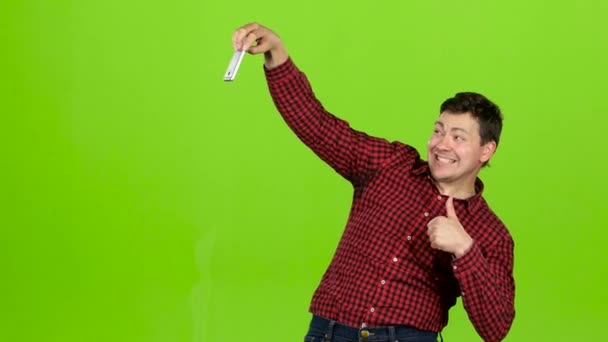 El hombre hace un yo alegre y muestra un pulgar hacia arriba. Pantalla verde — Vídeos de Stock