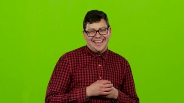 En iyi erkek oyuncu gülümsüyor, onları farklı palyaçoluk ve dil gösteren. Yeşil ekran