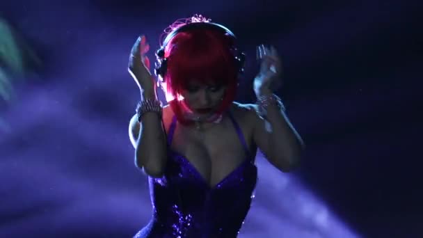 Sexy chica DJ en azul brillante vestido jugando en vinilos — Vídeo de stock