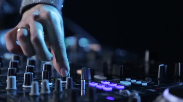 Manos de mujer Dj reproducir música en la consola de mezcla, fiesta — Vídeo de stock