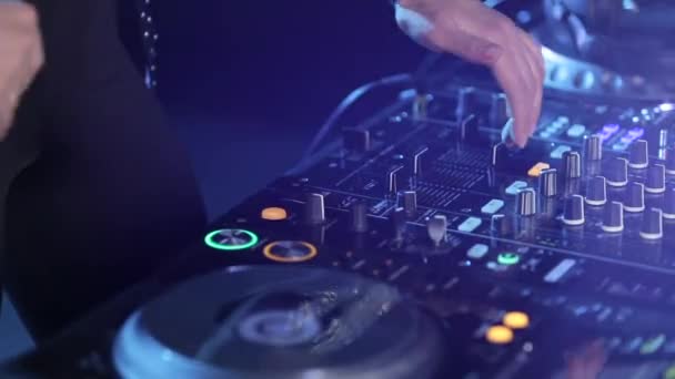 Rukou ženy Dj hrát hudbu na mixážní pult, closeups — Stock video