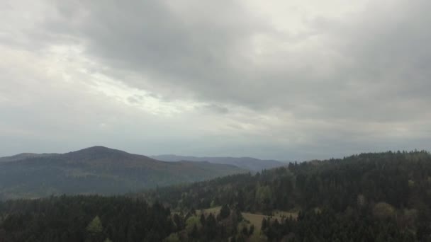 A légi felvétel a táj, lankás dombok és a zöld erdő — Stock videók