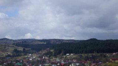 Bulutlar orman köyleri ile hills katmanlarda haddeleme