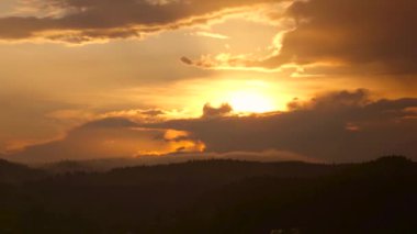 Fırtınalı gri bulutlar güneşin onlarla aldı. Zaman atlamalı