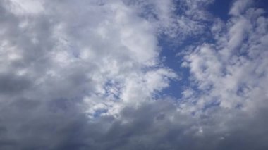 Mavi gökyüzü değişiklikleri, koyu gri yağmur bulutları sıkın. Zaman atlamalı