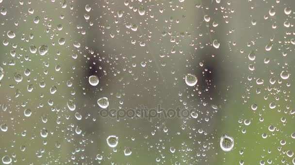 Imagem de close-up de gotas de chuva caindo na janela com vento — Vídeo de Stock