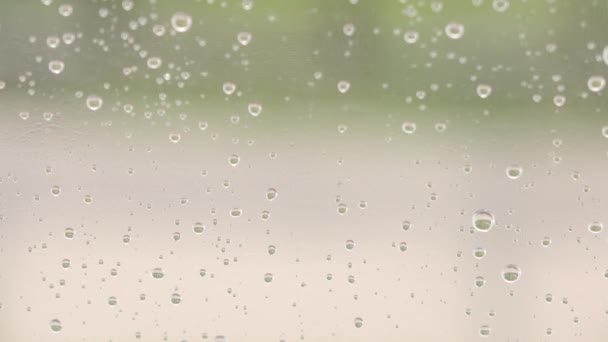 Gotas de agua de lluvia de tormenta en la ventana con fuerte viento — Vídeos de Stock