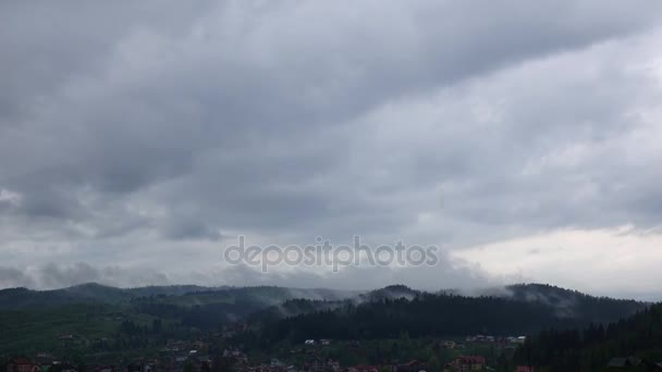 Amanhecer nas nuvens sobre a pequena cidade nas montanhas. Desfasamento temporal — Vídeo de Stock