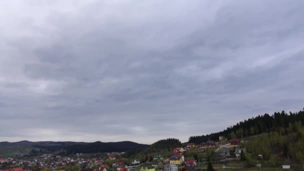 Cielo gris lluvioso sobre un pequeño pueblo en la ladera. Caducidad — Vídeos de Stock