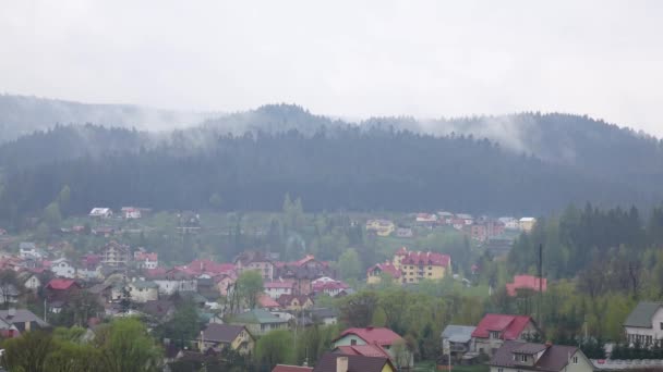 Время пасмурного утра в маленьком городке в горах — стоковое видео