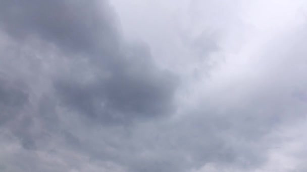 Zeitraffer stürmischer Regenwolken nähern sich grauem Himmel — Stockvideo