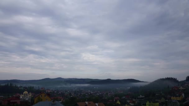 Morgondimma i berg by tid förfaller av molnigt morgon — Stockvideo