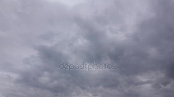 黒い雲は、ストーム ・ フロントは空で動いています。時間の経過 — ストック動画