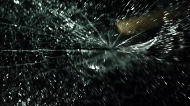 Al golpear el martillo en el vidrio, se desmorona a los lados. Movimiento lento — Vídeos de Stock
