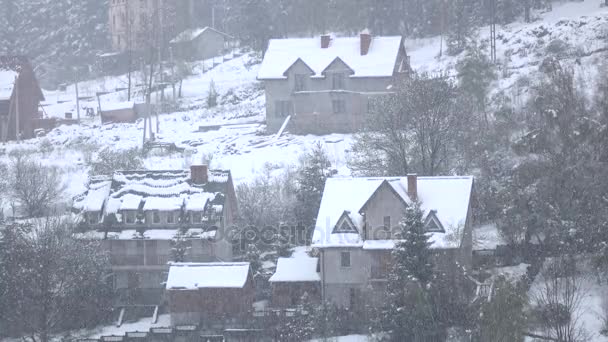 降雪冷静かつ静かに樹木が茂った丘の村の滝します。 — ストック動画