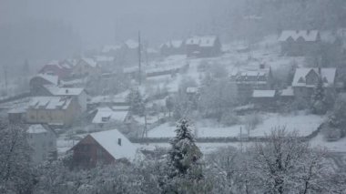 Ayak ormanlık tepe köyünde kar düşüyor. Ağır çekim