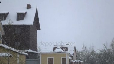 Blizzard ev beyaz ve saf kar çatılarda düşüyor