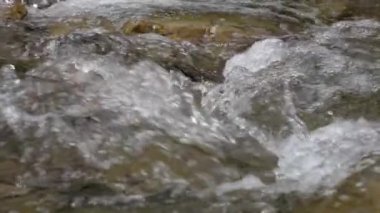 Dağ nehir yavaş hareket saf akışı closeups