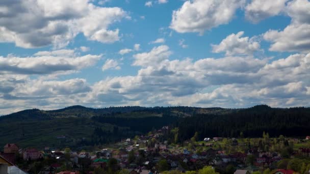 Le nuvole si formano nel cielo blu sopra il piccolo villaggio. Scadenza temporale — Video Stock