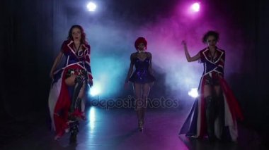 Dans performans erkek grup sahne ışıkları ve duman