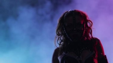 Siyah deri maske ve giysi Bayan özel dans gerçekleştirir