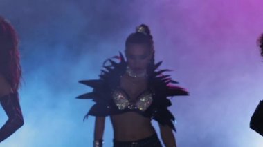 Dumanlı sahne kız dansçı erotik deri kostüm için çıkın