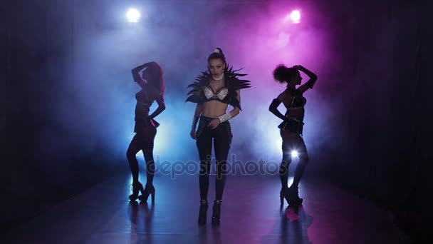 Dance group of three girls begin their presentation. Smoky background — Stock Video