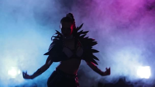 Sexy femeie disco dansatoare pozând în costume erotice din piele, afumat — Videoclip de stoc